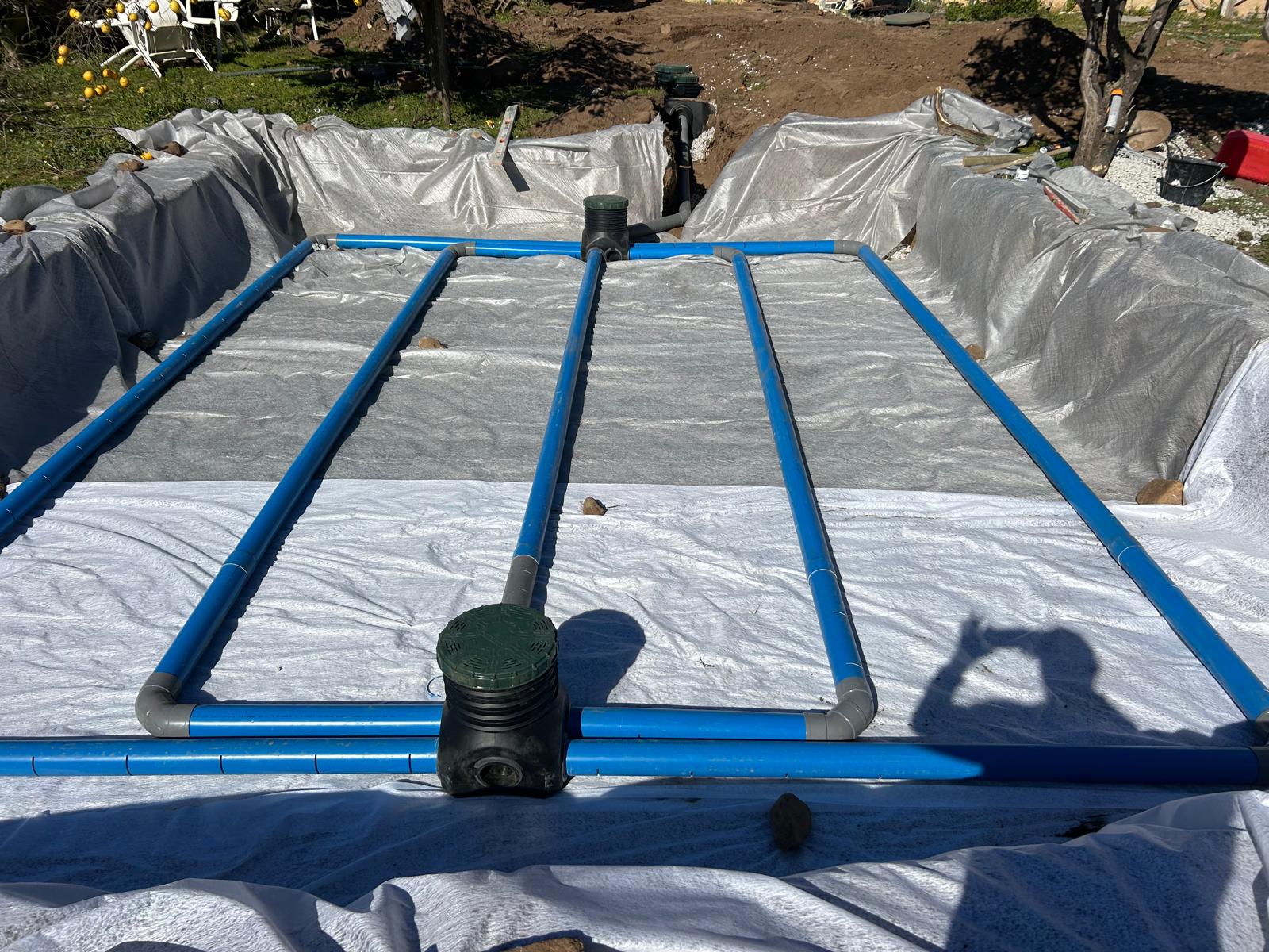 Vue d’ensemble de la piscine maçonnée à Lumio par Munier Construction